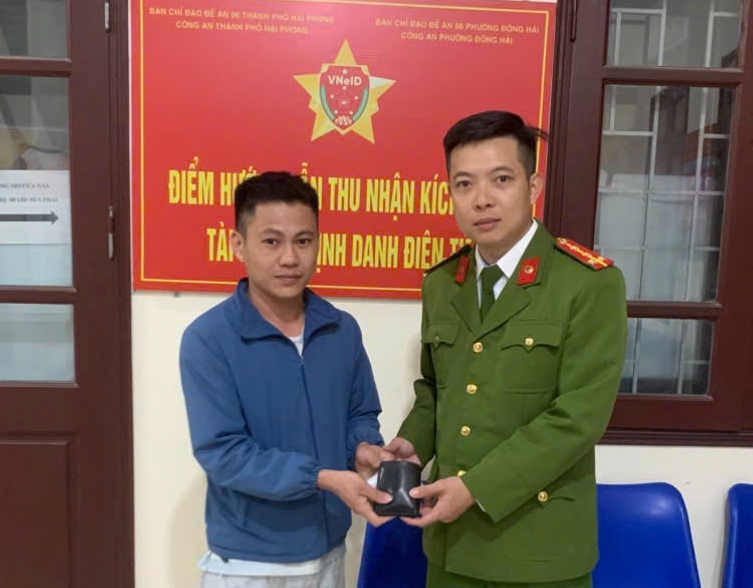 Công an phường Đông Hải nhận thư khen vì nhặt được của rơi, trả lại người mất